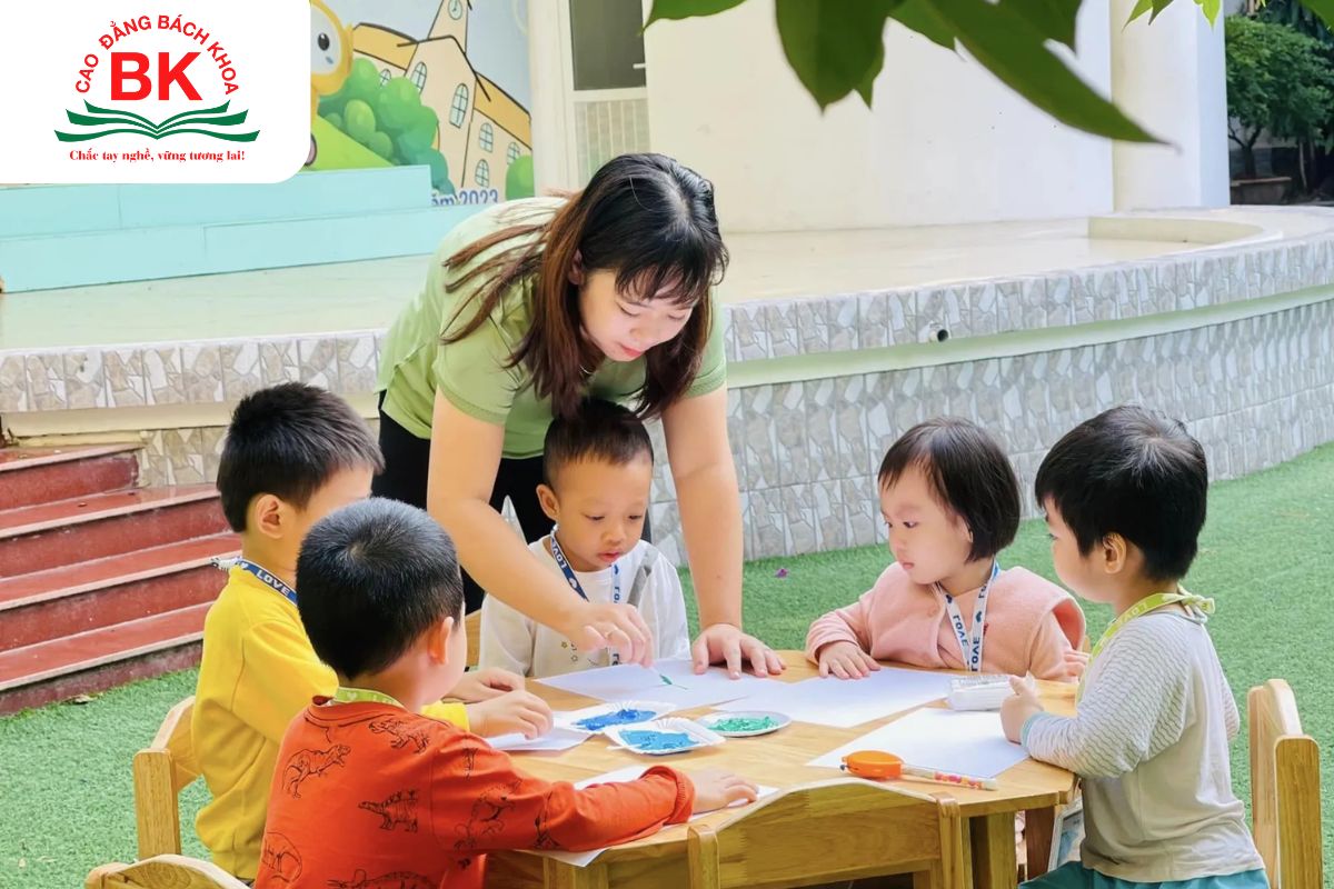 Nghề phù hợp với điểm mạnh của INFJ là giáo viên mầm non