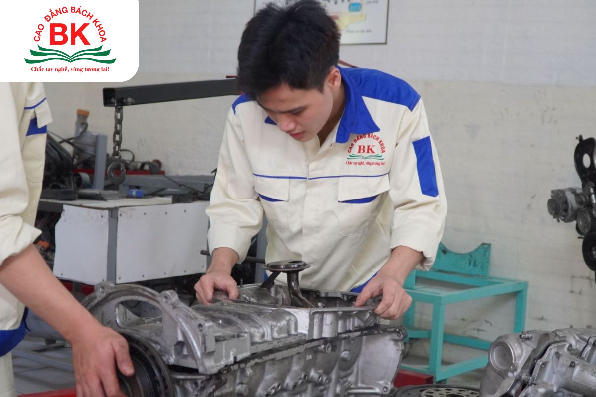 Sinh viên Kỹ thuật Trường Cao đẳng Bách Khoa
