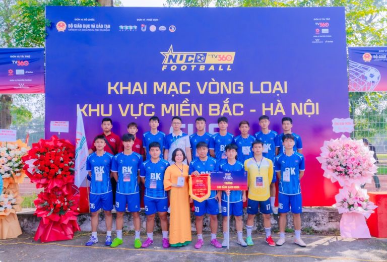 Đội bóng nam sinh chụp hình lưu niệm cùng các vị đại biểu đại diện của Nhà trường