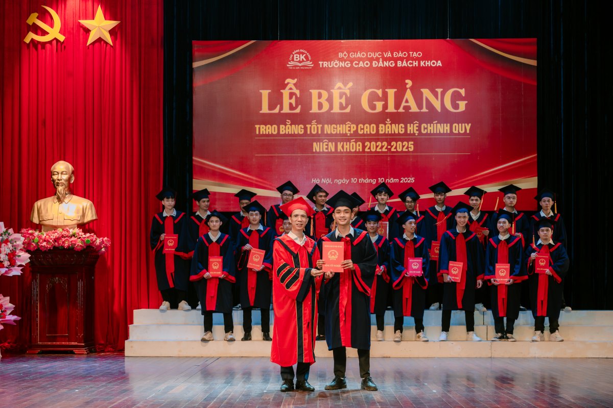 Lễ tốt nghiệp của trường cao đẳng Bách Khoa