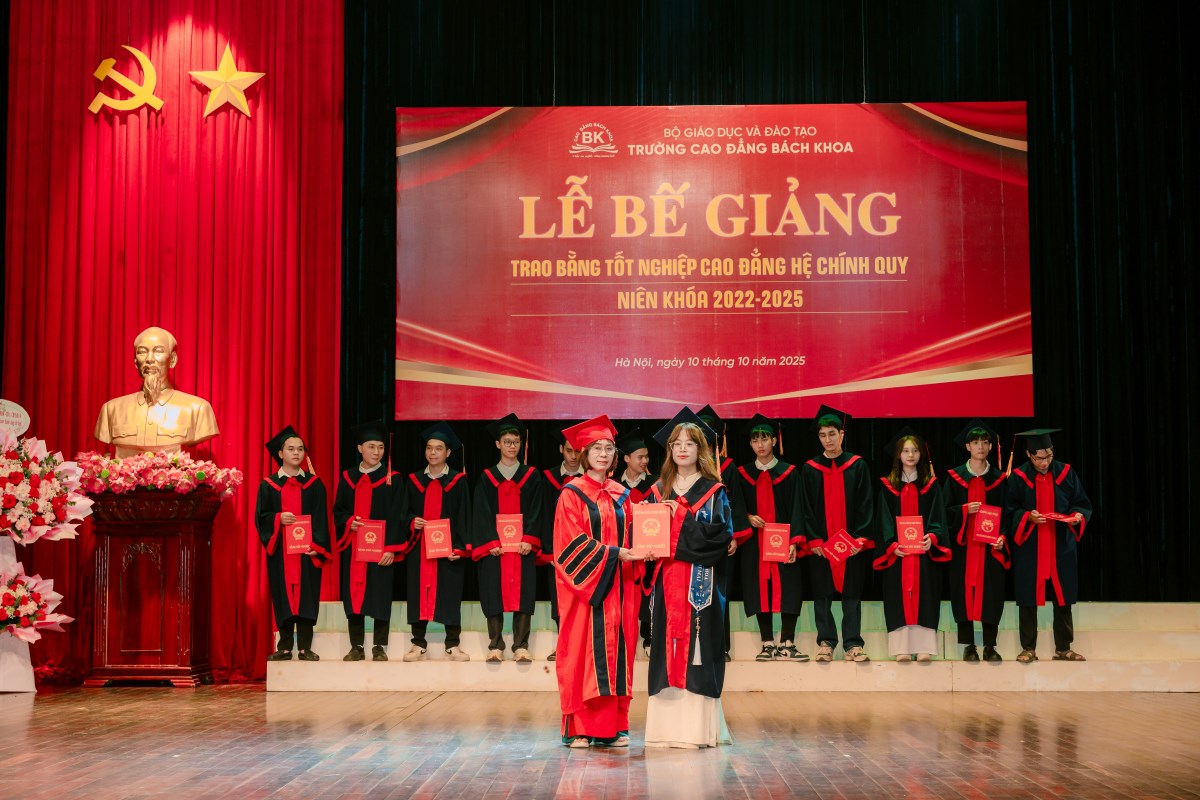 Lễ tốt nghiệp của trường cao đẳng Bách Khoa