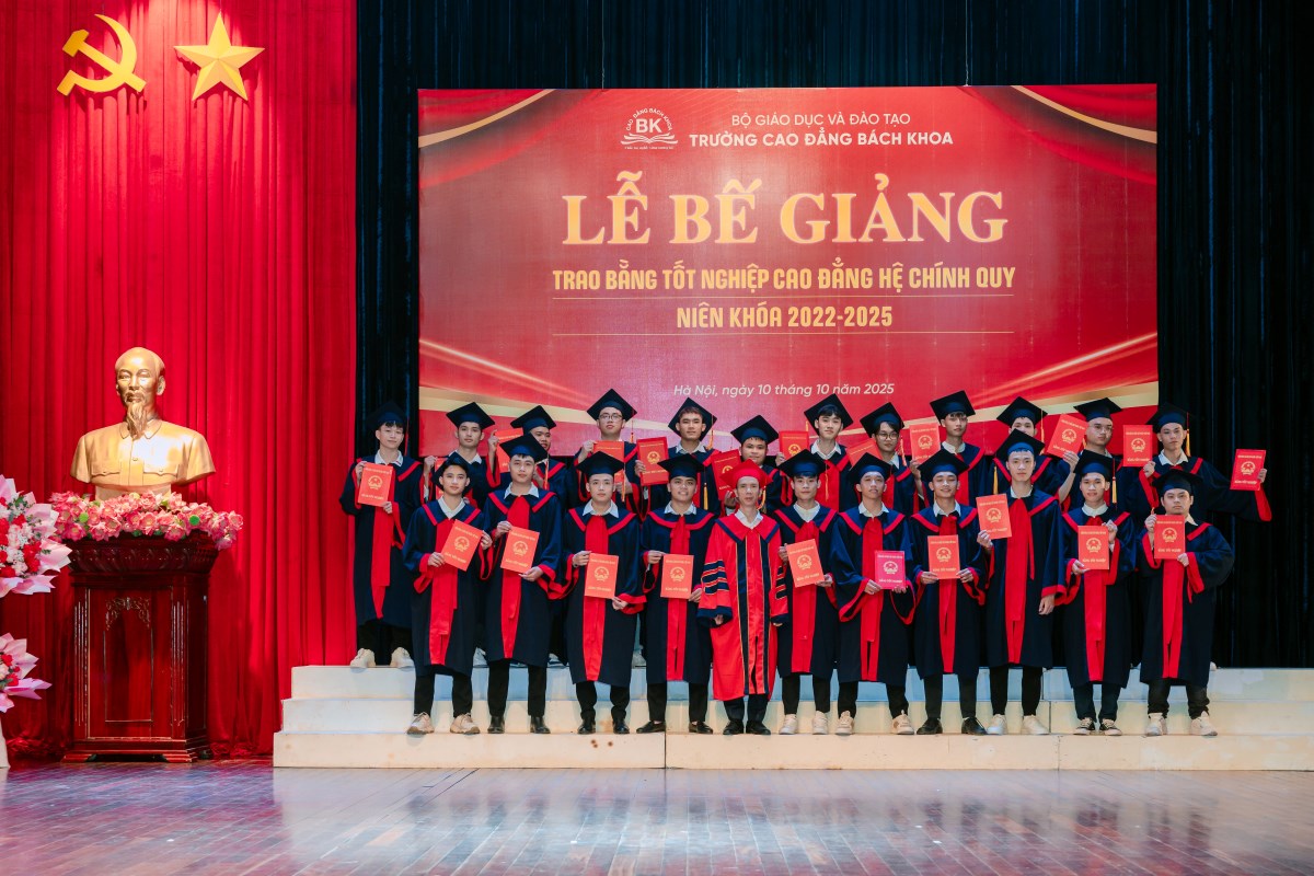 Lễ tốt nghiệp của trường cao đẳng Bách Khoa