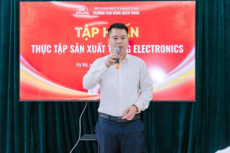 Thầy Trần Văn Trung phát biểu tại buổi tập huấn