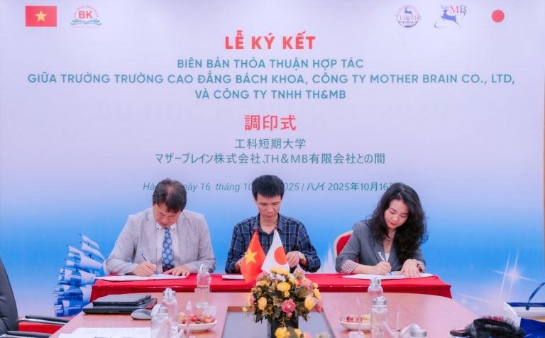 ThS. Nguyễn Văn Trường - Đại diện Trường Cao đẳng Bách Khoa ký kết với Công ty Mother Brain Co., Ltd