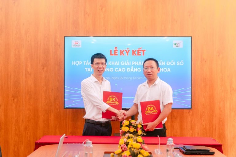 ThS. Nguyễn Văn Trường đại điện Nhà trường ký kết với Công ty Cổ phần Phát triển Công nghệ Quyết Thắng