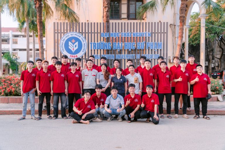 Tập thể cán bộ giảng viên và sinh viên Trường Cao đẳng Bách Khoa chụp hình lưu niệm