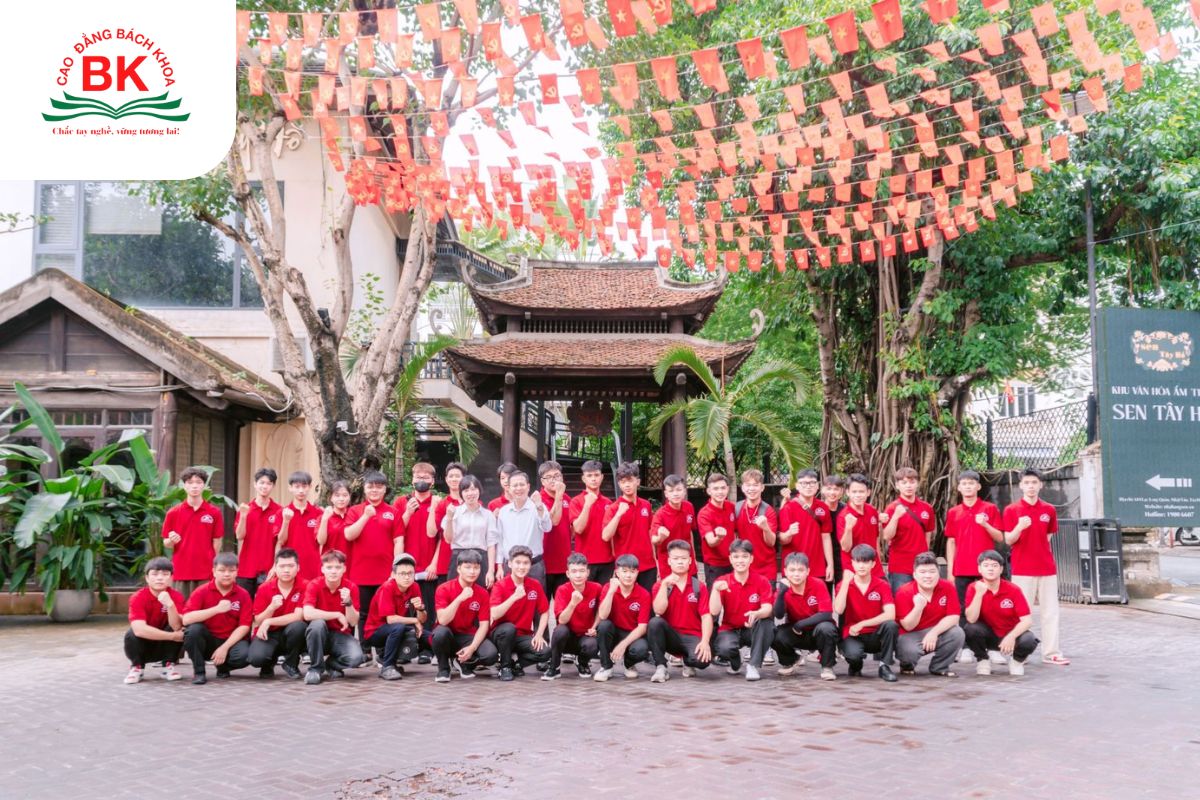 Sinh viên ngành Kỹ thuật chế biến món ăn Trường Cao đẳng Bách Khoa thực tập tại nhà hàng Sen Tây Hồ