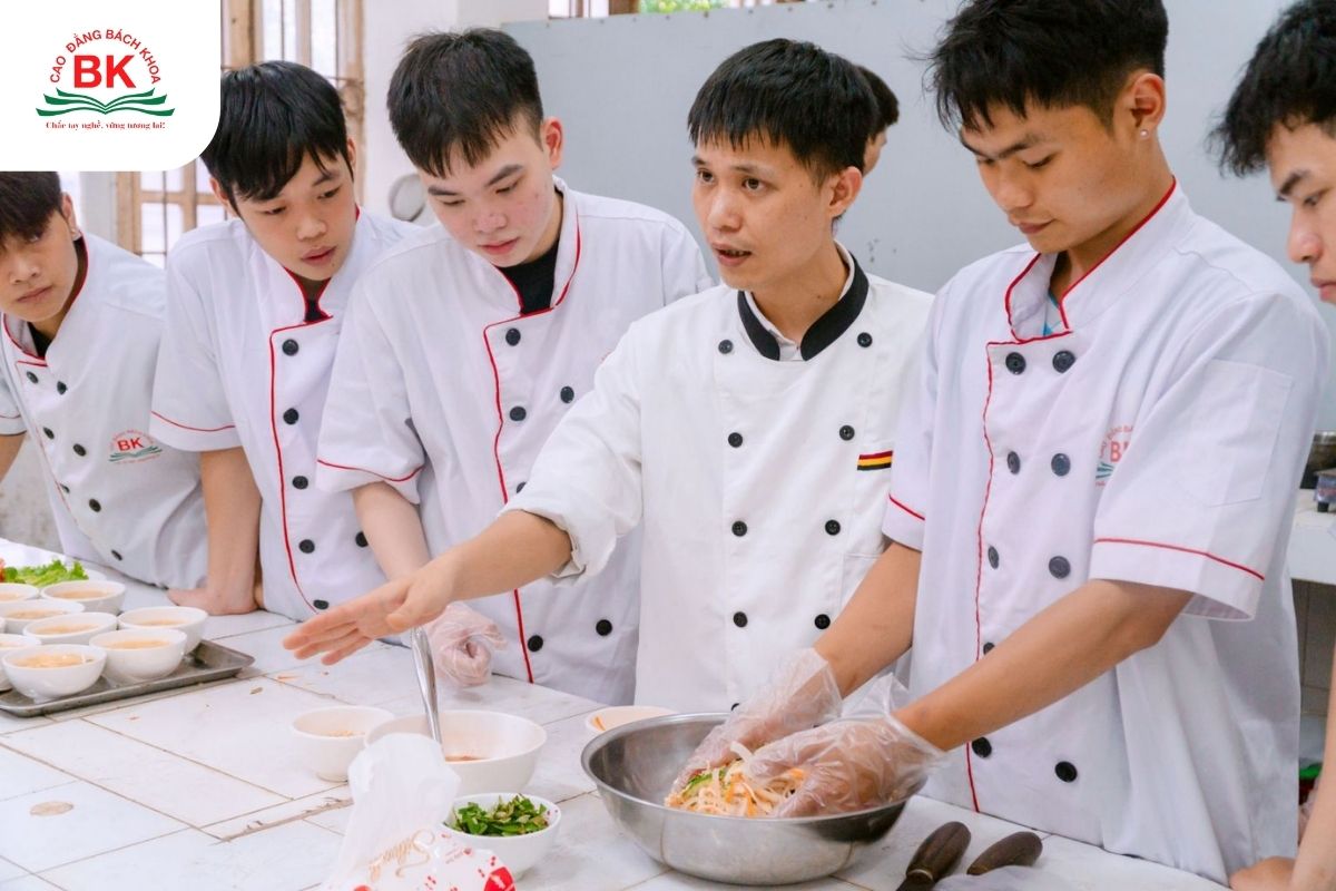 Sinh viên Trường Cao đẳng Bách Khoa học thực hành
