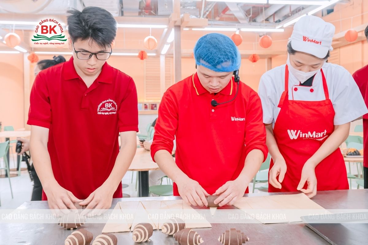 Sinh viên ngành Kỹ thuật chế biến món ăn học thực hành môn Chế biến bánh và món ăn tráng miệng tại Winmart Sinh viên ngành Kỹ thuật chế biến món ăn học thực hành môn Chế biến bánh và món ăn tráng miệng tại Winmart