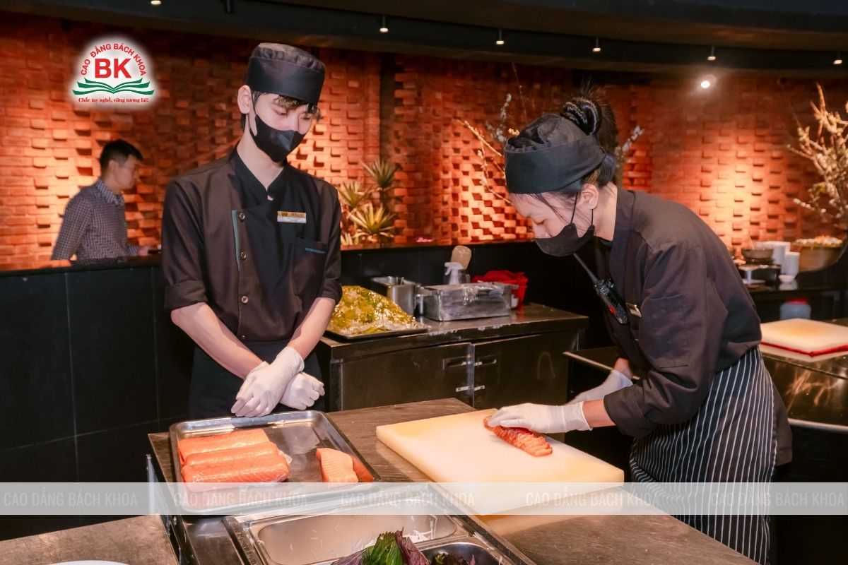 Sinh viên thực tập tại nhà hàng Sen Tây Hồ Sinh viên thực tập tại nhà hàng Sen Tây Hồ