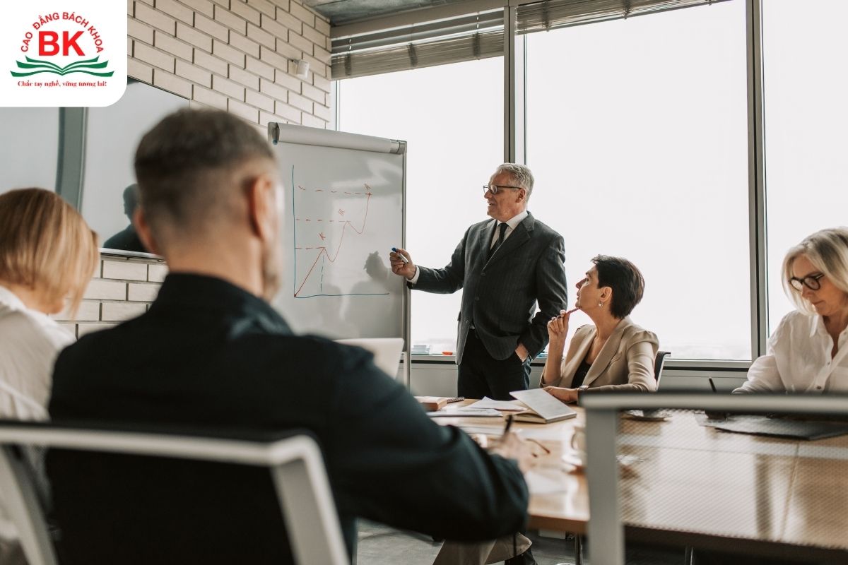 Kinh doanh và Quản lý là lĩnh vực giàu triển vọng cho thí sinh khối Toán Văn GDKTPL