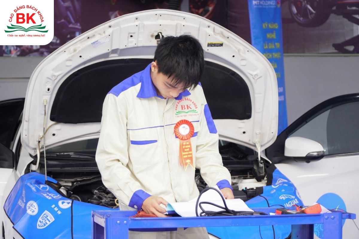 Ngành Kỹ thuật ô tô tại Cao đẳng Bách Khoa được đào tạo theo định hướng ứng dụng