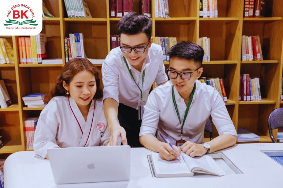 Ngành Thông tin – Thư viện phù hợp với nhưng bạn có tính cách cẩn thận, thích tìm tòi và sắp xếp thông tin một cách khoa học