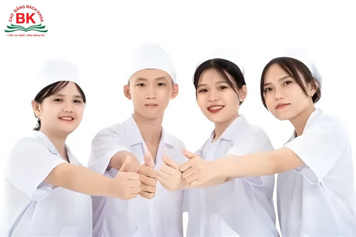 Ngành điều dưỡng là lựa chọn phù hợp cho những thí sinh khối Văn, Toán, Địa