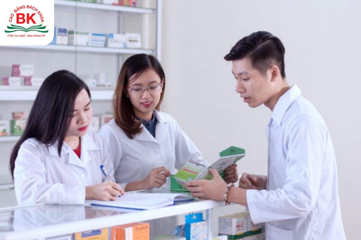 C06 gồm những môn nào? Cơ hội học ngành Dược