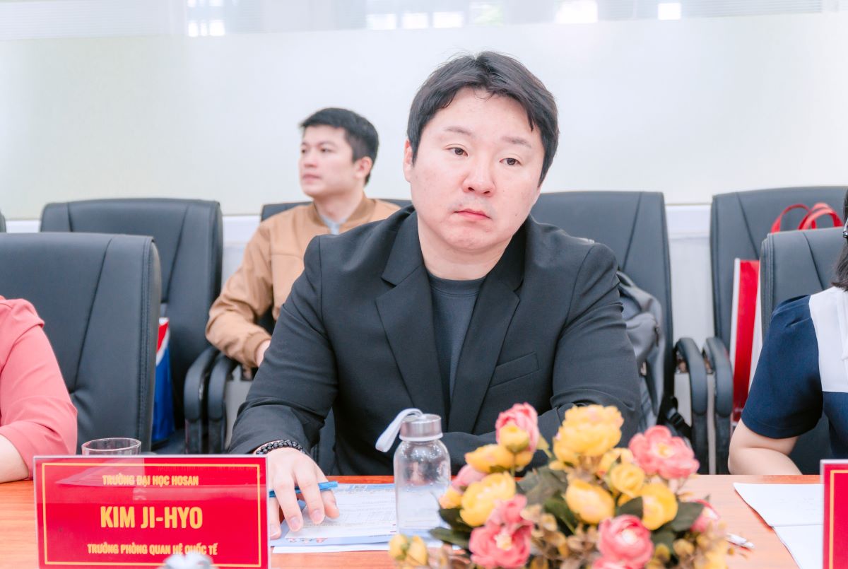 Ông Kim Ji Hyo - Đại diện phía Trường Đại học Hosan phát biểu