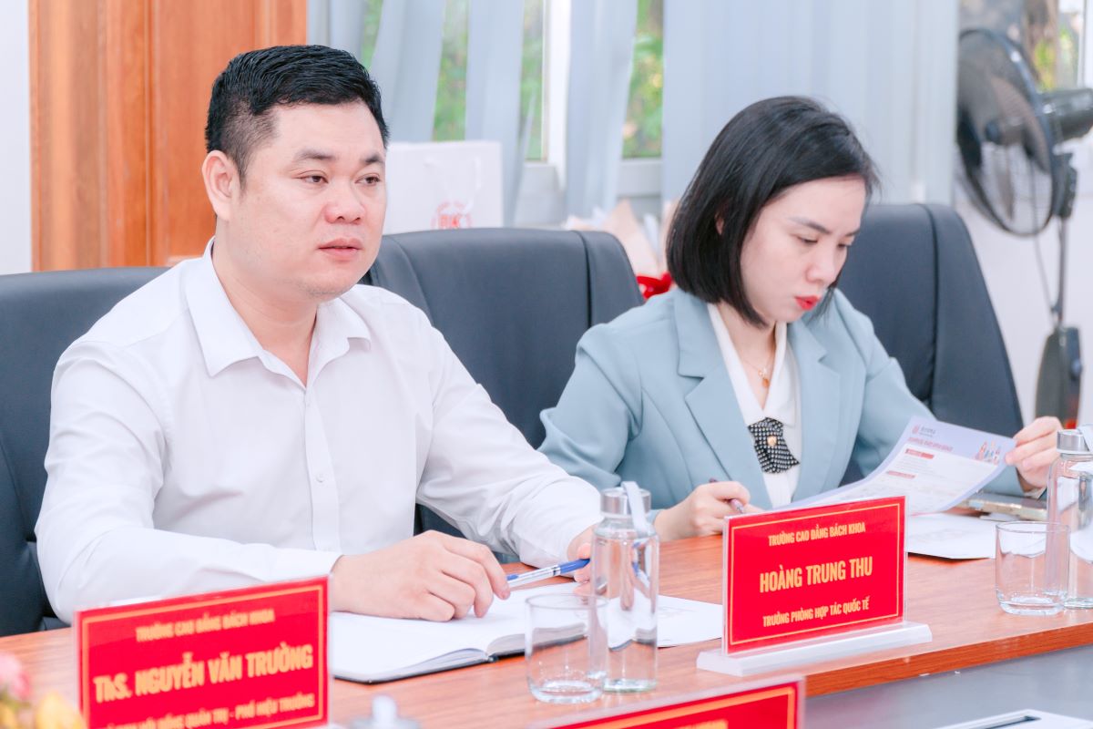 Thầy Hoàng Trung Thu – Trưởng phòng Hợp tác Quốc tế và Cô Nguyễn Phương Mai – Phụ trách Tuyển sinh phòng Hợp tác Quốc tế