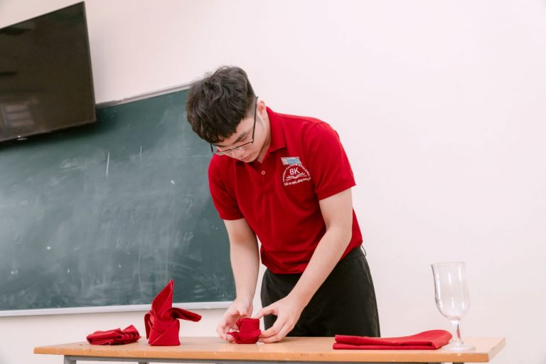 Sinh viên Cao đẳng Bách Khoa thực hành nghiệp vụ khách sạn