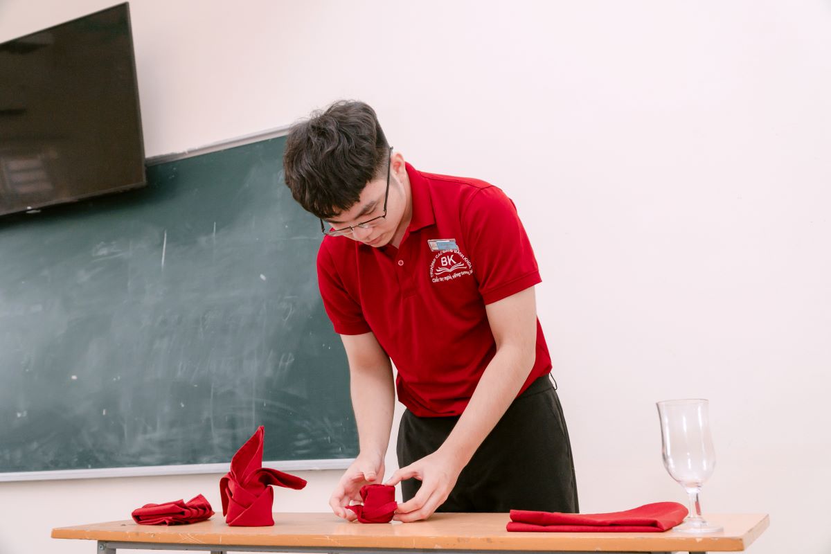 Sinh viên Cao đẳng Bách Khoa thực hành nghiệp vụ khách sạn