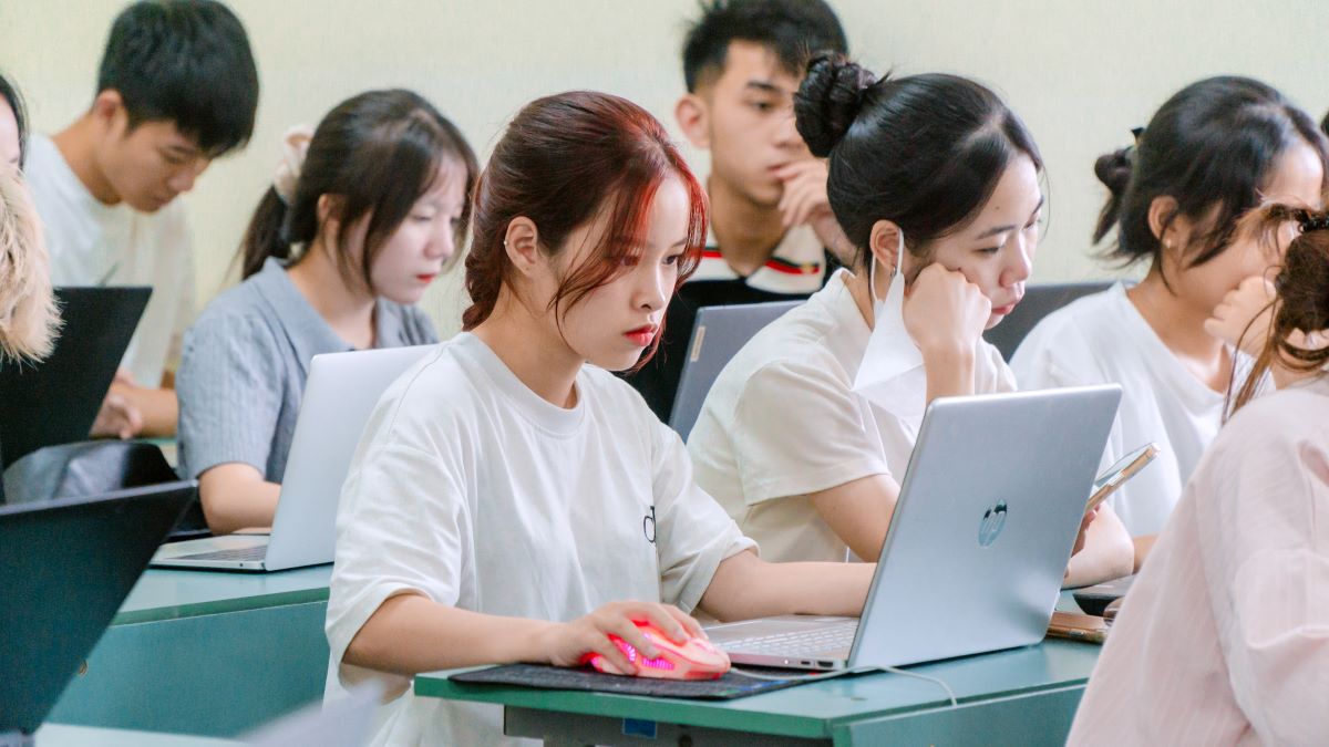 Số lượng sinh viên tốt nghiệp có việc làm nhiều hay không?