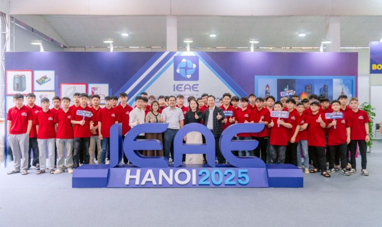 Sinh viên Cao đẳng Bách Khoa chụp hình lưu niệm cùng thầy cô tại triển lãm quốc tế ngành Điện tử và Sản xuất thông minh Việt Nam 2025