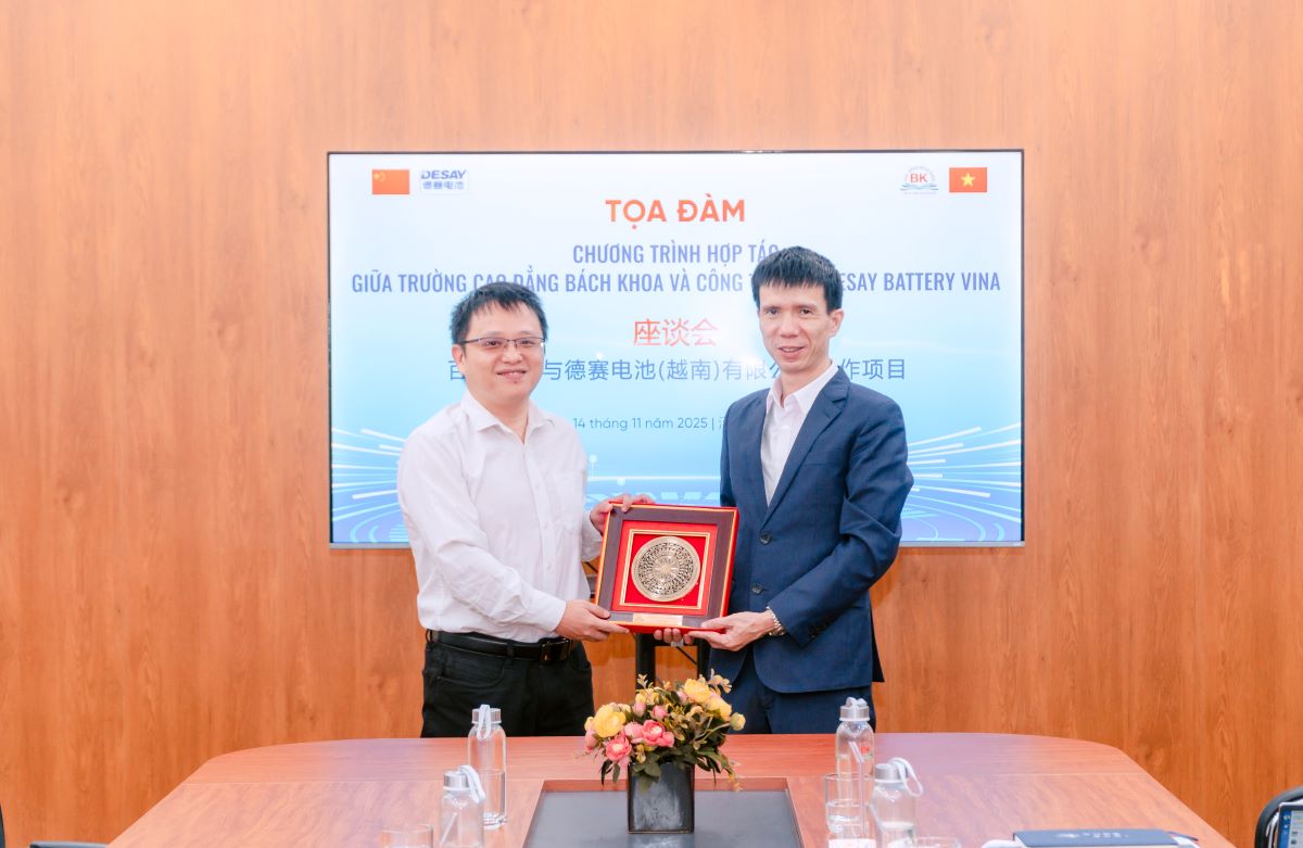 Đại diện Trường Cao đẳng Bách Khoa trao tặng quà lưu niệm cho đối tác