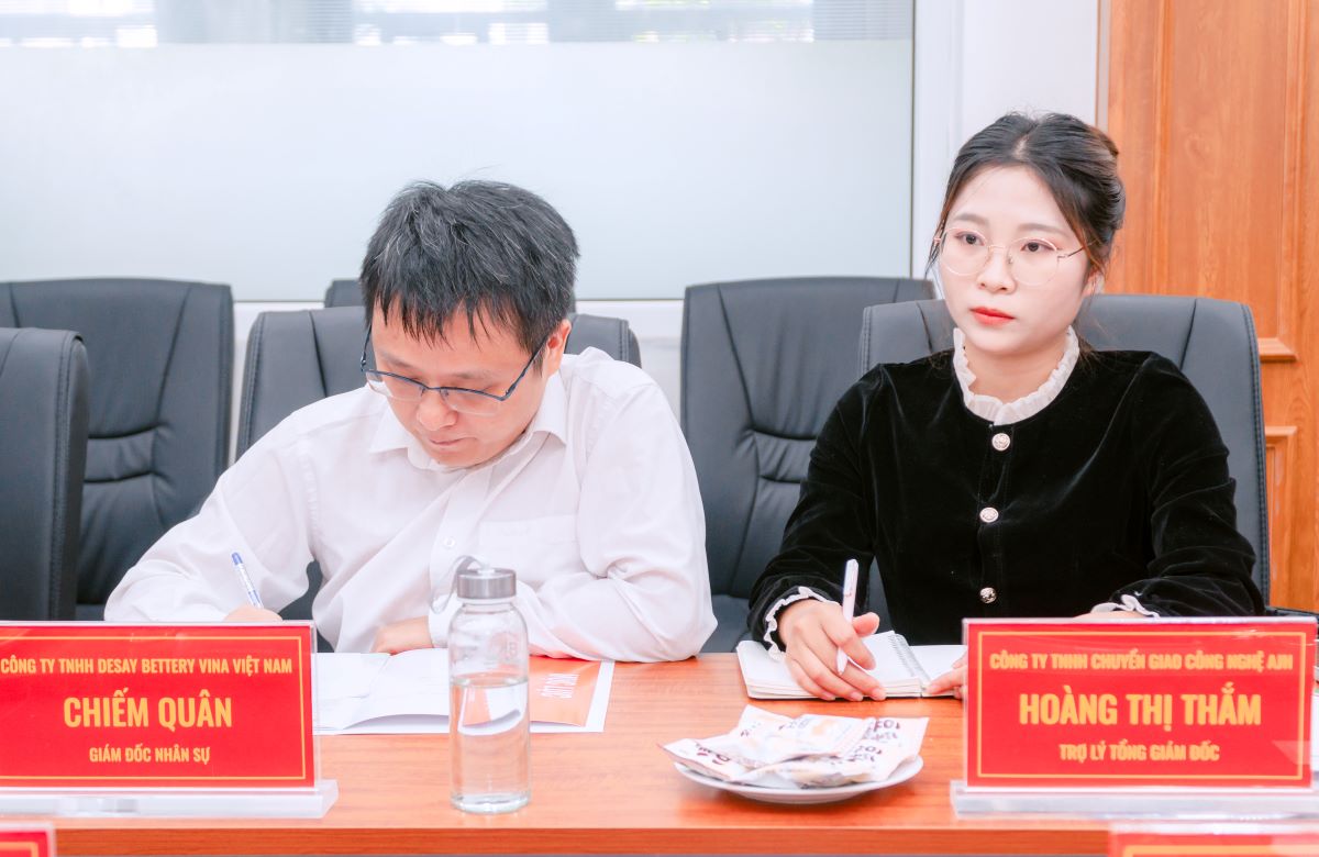 Ông Chiếm Quân - Giám đốc nhân sự - Đại diện phía Công ty TNHH Desay Battery Vina (bên trái)