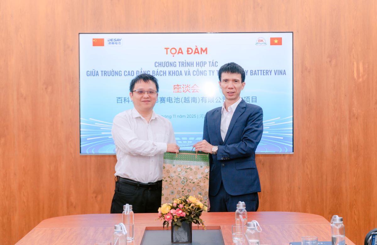 Đại diện Công ty TNHH Desay Battery Vina trao tặng quà lưu niệm cho Trường Cao đẳng Bách Khoa