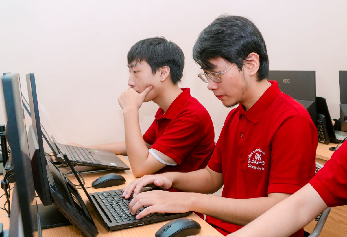 Top các trường có ngành lập trình máy tính uy tín tại Hà Nội