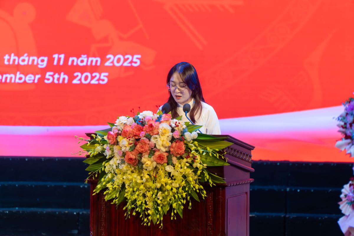 Sinh viên Hoàng Thị Hải Yến - Đại diện tân sinh viên K17 phát biểu tại buổi lễ