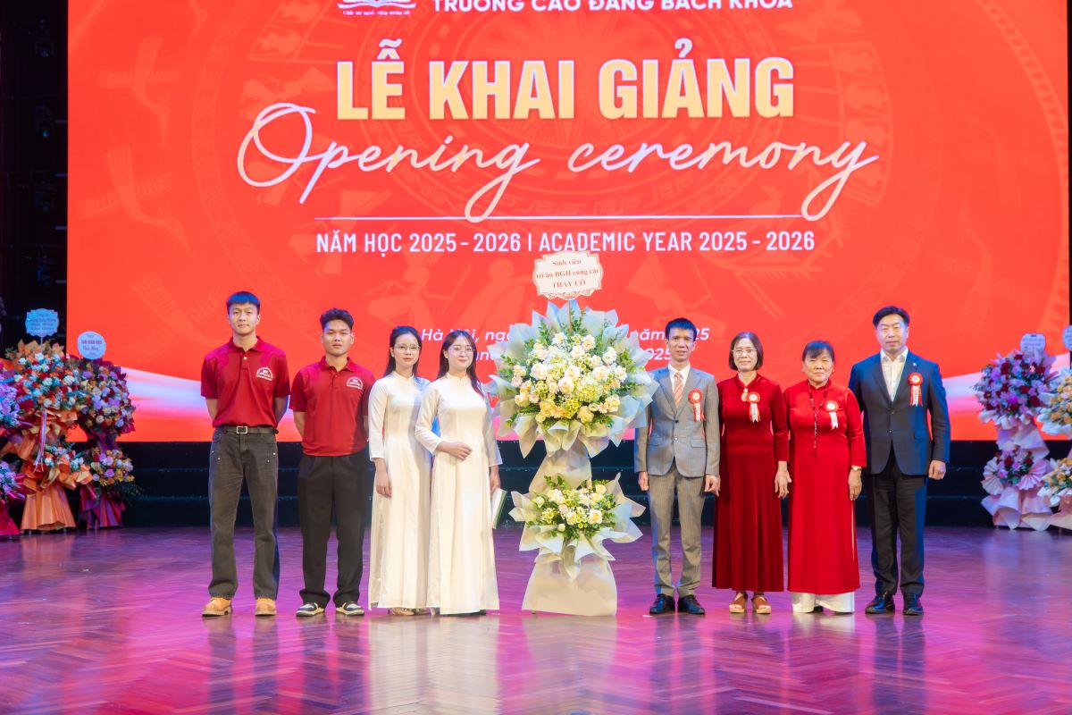 Đại diện Tân sinh viên K17 tặng hoa cho Nhà trường