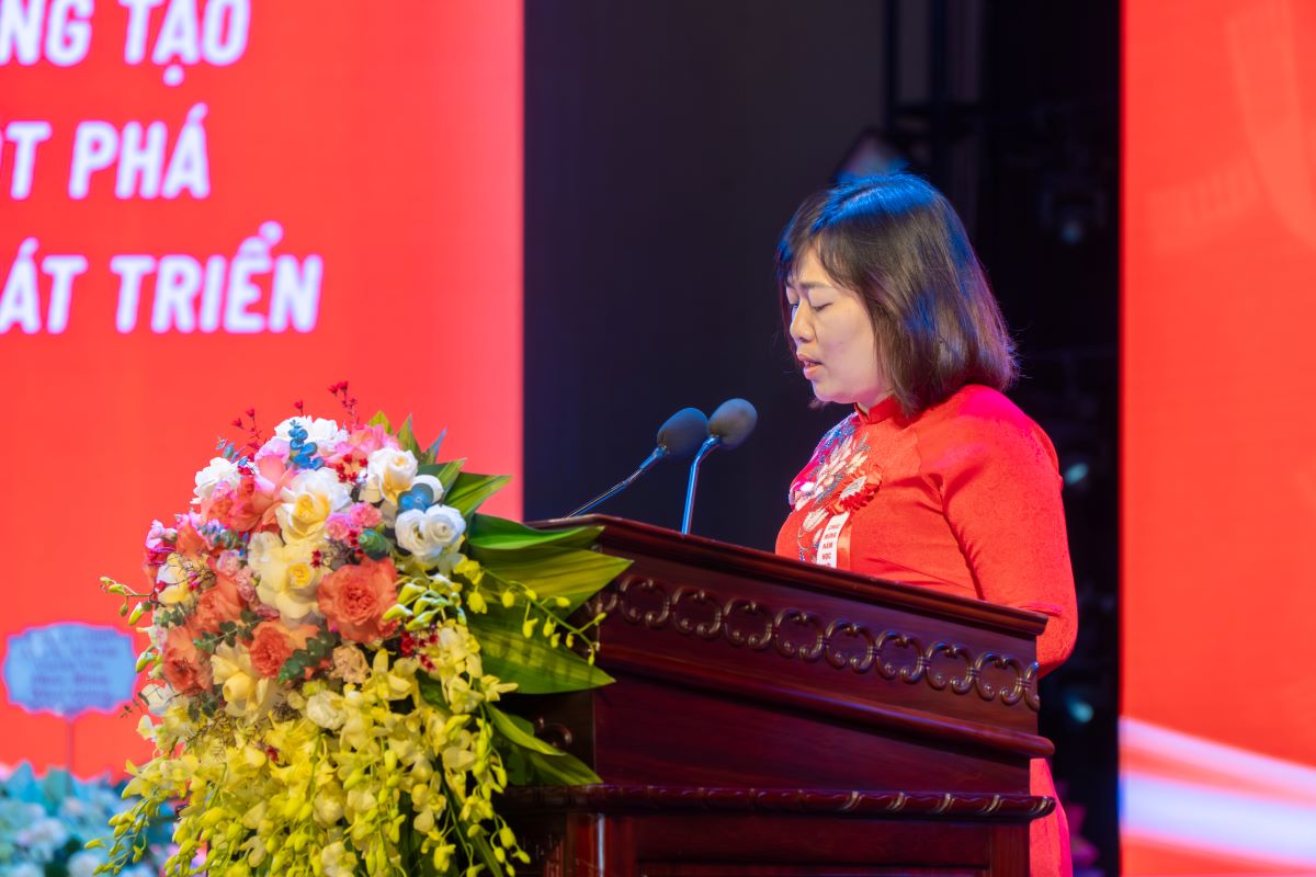 ThS. Nguyễn Hồng Điệp – Trưởng phòng Tổ chức nhân sự đã công bố quyết định khen thưởng cho các sinh viên có thành tích xuất sắc trong học tập và rèn luyện năm học 2024–2025