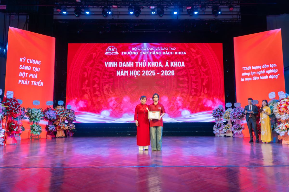 TS. Đinh Thị Dậu trao giấy khen cho sinh viên Thủ khoa đầu vào