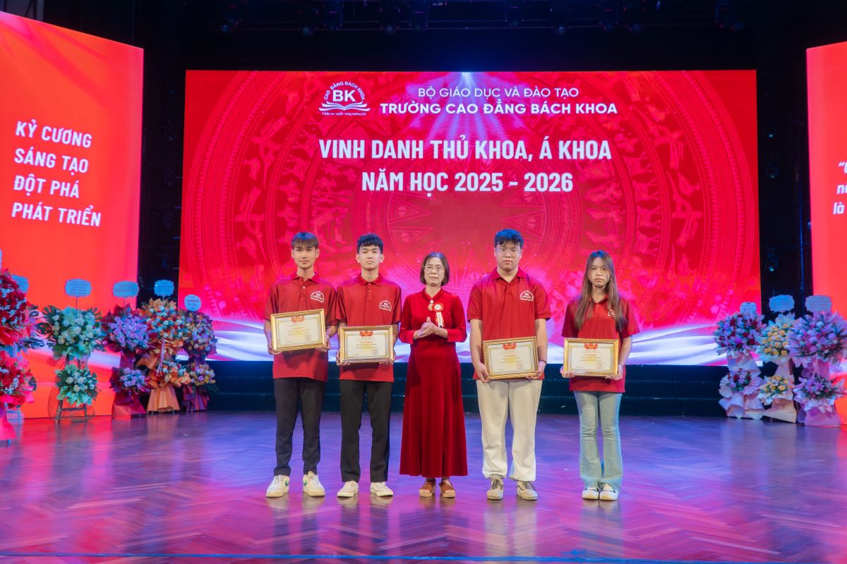 TS. Nguyễn Thị Thành trao giấy khen cho sinh viên Á khoa đầu vào