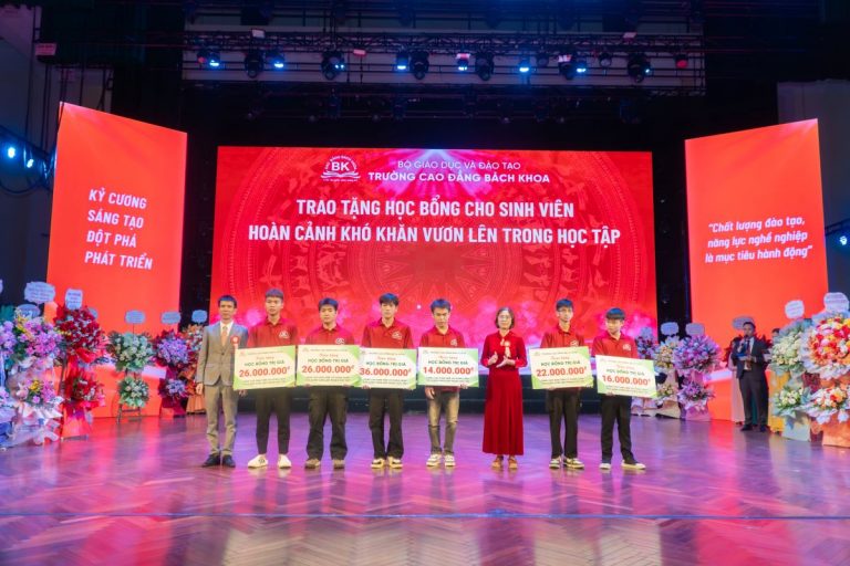 ThS Nguyễn Văn Trường – Chủ tịch HĐQT, Phó Hiệu trưởng Nhà trường và TS. Nguyễn Thị Thành - Phó Chủ tịch HĐQT, Phó Hiệu trưởng Nhà trường trao tặng học bổng cho sinh viên nghèo vượt khó