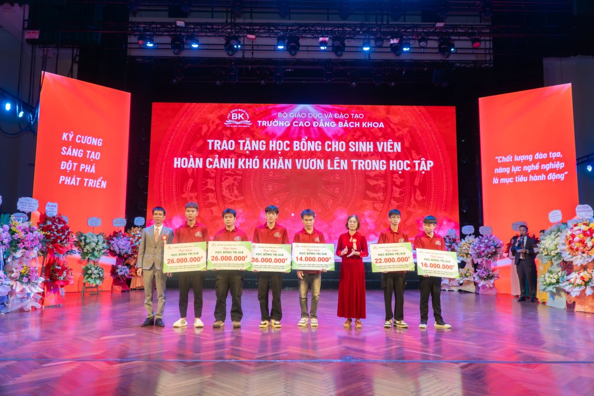 ThS Nguyễn Văn Trường – Chủ tịch HĐQT, Phó Hiệu trưởng Nhà trường và TS. Nguyễn Thị Thành – Phó Chủ tịch HĐQT, Phó Hiệu trưởng Nhà trường trao tặng học bổng cho sinh viên nghèo vượt khó