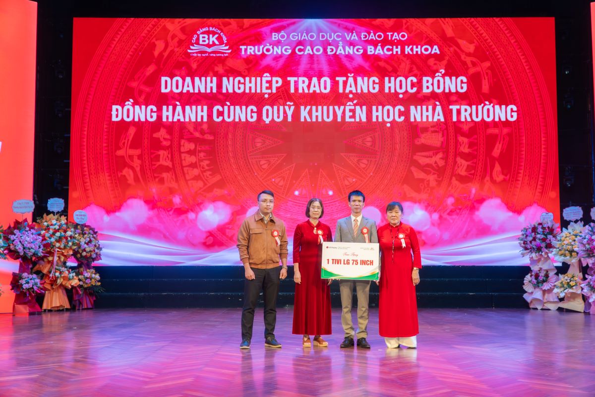 Đại diện Ban giám hiệu nhà trường nhận thiết bị hỗ trợ từ Công ty TNHH LG DISPLAY Việt Nam Hải Phòng trao tặng