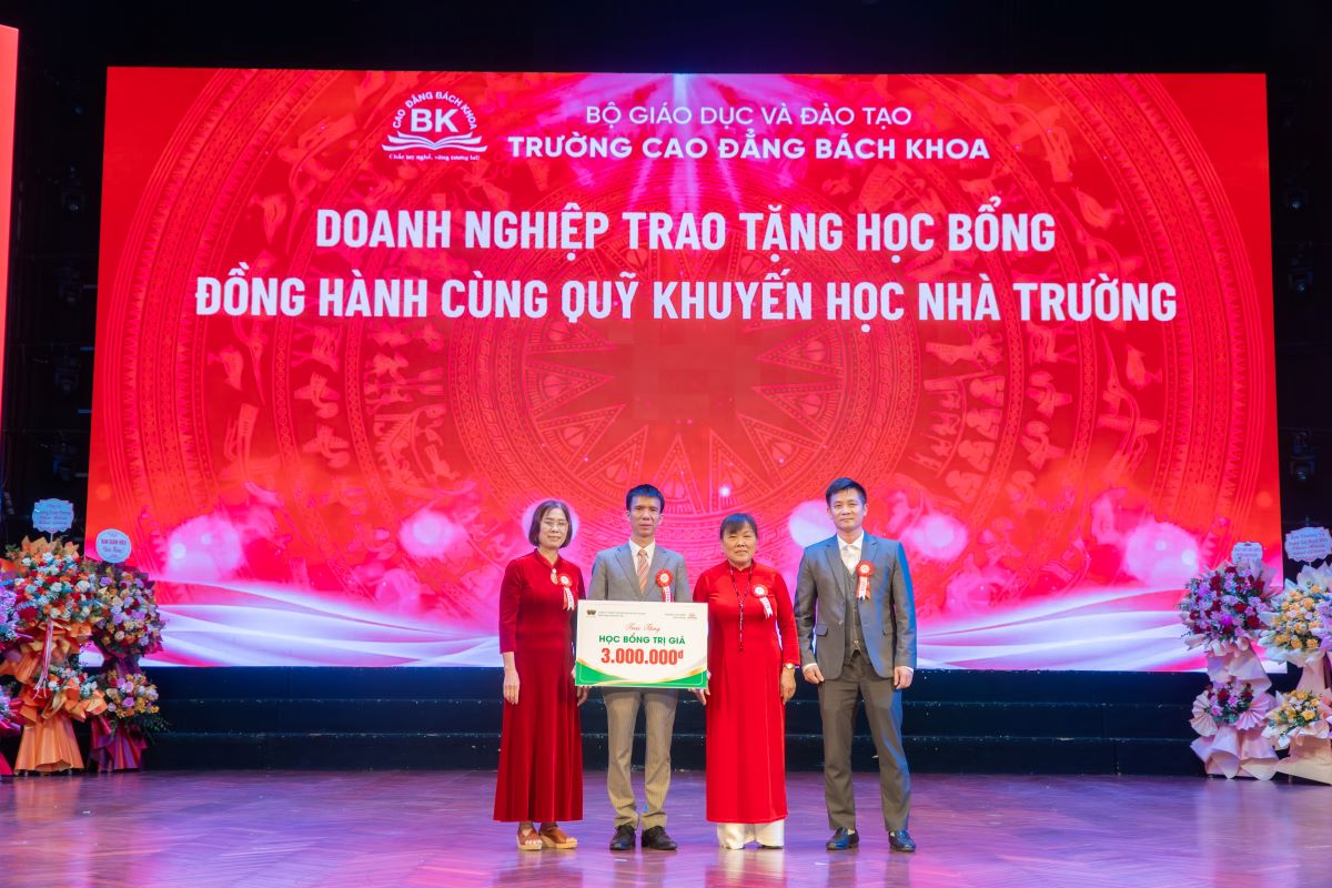 Đại diện Ban giám hiệu nhà trường nhận học bổng từ Công ty Cổ phần Viện Nhân lực V10 trao tặng
