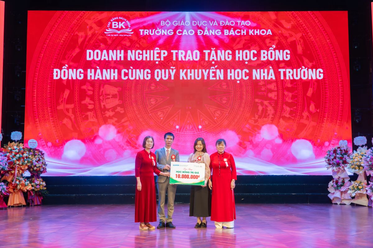 Đại diện Ban giám hiệu nhà trường nhận học bổng từ Công ty Cổ phần Phát triển Nghề nghiệp Tuổi Trẻ Việt trao tặng