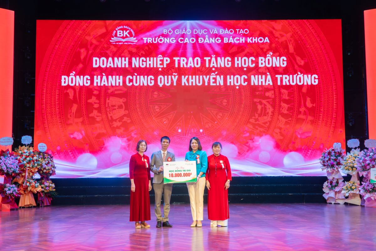 Đại diện Ban giám hiệu nhà trường nhận học bổng từ Công ty TNHH Nguồn nhân lực Tâm Việt trao tặng