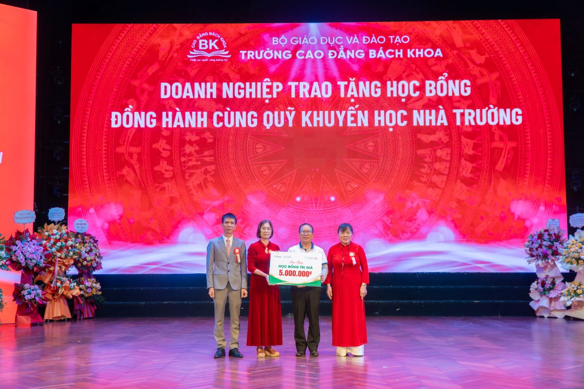 Đại diện Ban giám hiệu nhà trường nhận học bổng từ Công ty Cổ phần Việc làm Miền Bắc trao tặng