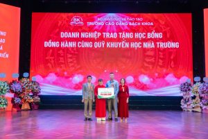 Đại diện Ban giám hiệu nhà trường nhận học bổng từ Công ty CP TM & DV Cung ứng nhân lực Mạnh Toàn Phát trao tặng