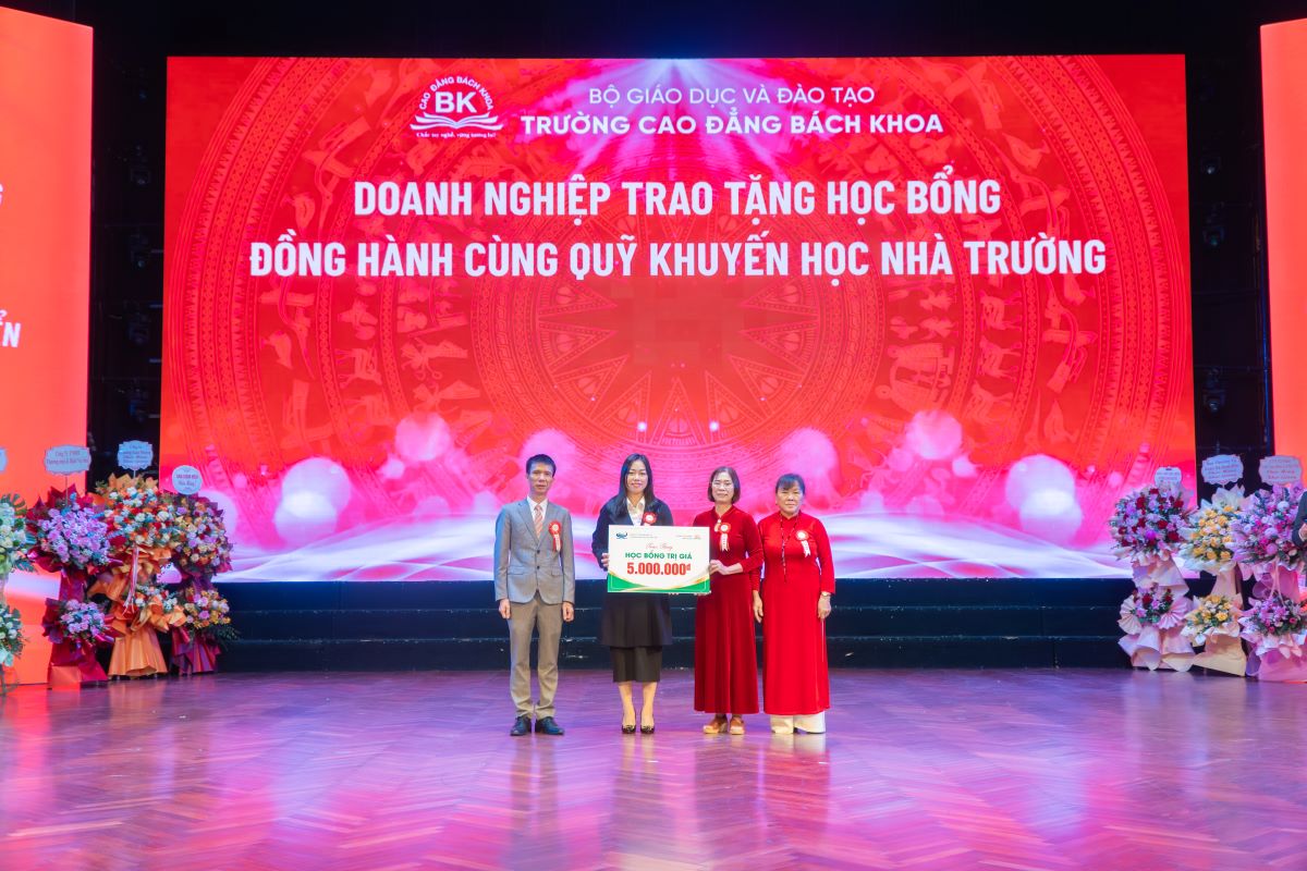 Đại diện Ban giám hiệu nhà trường nhận học bổng từ Công ty Du lịch Việt Anh trao tặng