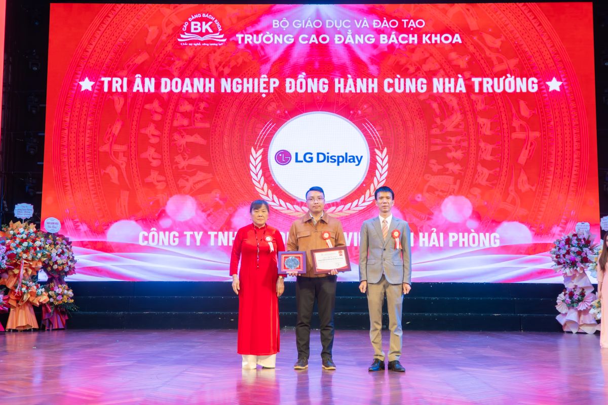Trường Cao đẳng Bách Khoa trao kỷ niệm chương cho Công ty TNHH LG Display Việt Nam Hải Phòng