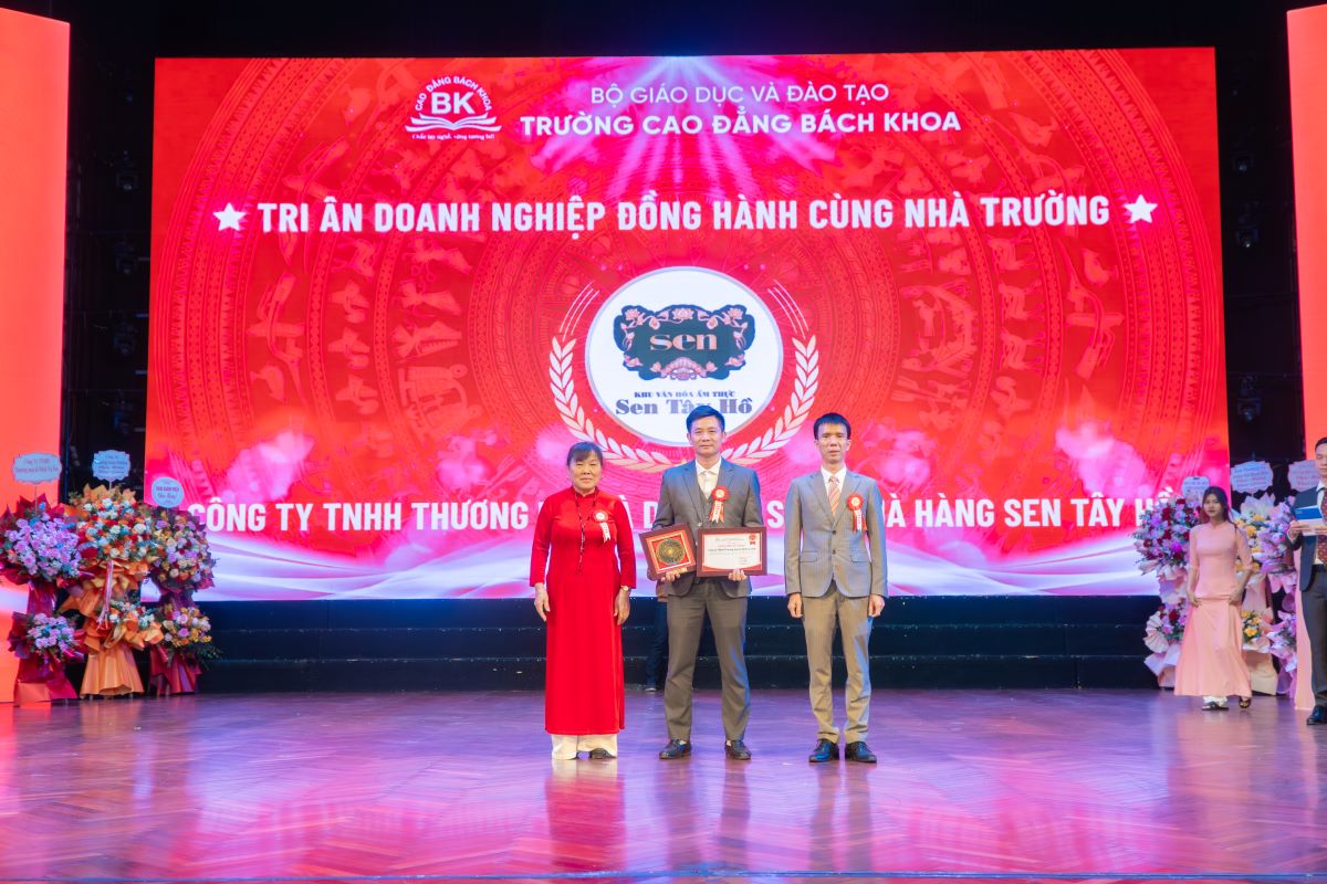 Trường Cao đẳng Bách Khoa trao kỷ niệm chương cho Công ty TNHH Thương mại & Dịch vụ Sen (Nhà hàng Sen Tây Hồ)