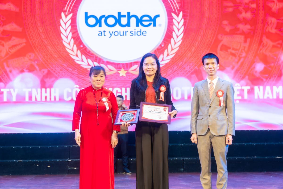 Trường Cao đẳng Bách Khoa trao kỷ niệm chương cho Công ty TNHH Công nghiệp Brother Việt Nam
