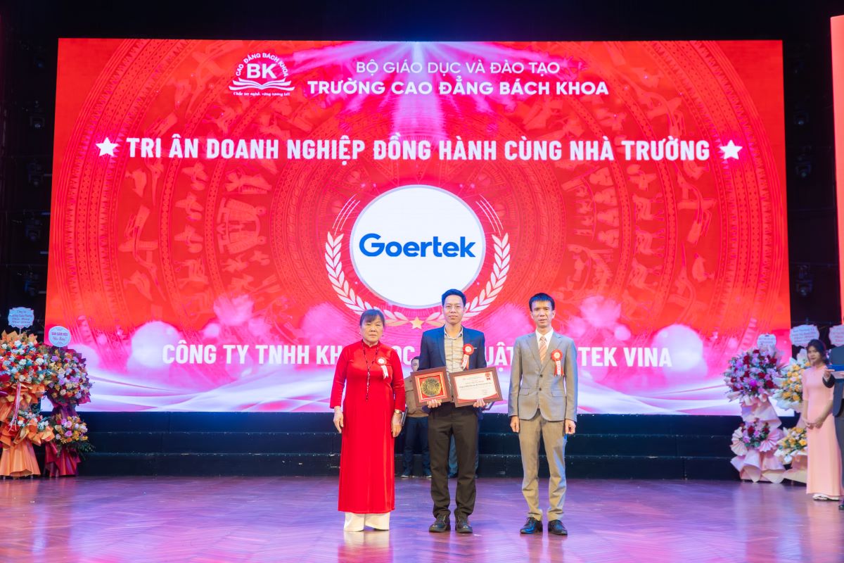 Trường Cao đẳng Bách Khoa trao kỷ niệm chương cho Công ty TNHH Khoa học Kỹ thuật Goertek Vina