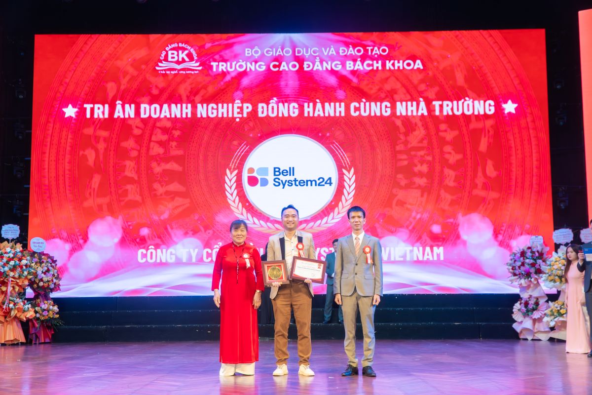 Trường Cao đẳng Bách Khoa trao kỷ niệm chương cho Công ty Cổ phần Bellsystem24 Việt Nam