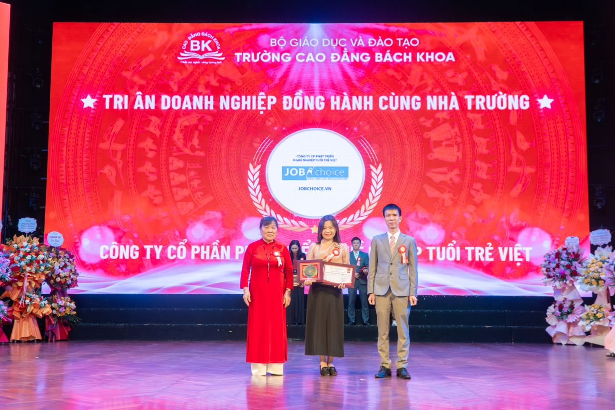 Trường Cao đẳng Bách Khoa trao kỷ niệm chương cho Công ty Cổ phần Phát triển Nghề nghiệp Tuổi Trẻ Việt
