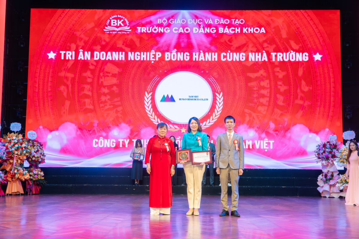 Trường Cao đẳng Bách Khoa trao kỷ niệm chương cho Công ty TNHH nguồn nhân lực Tâm Việt